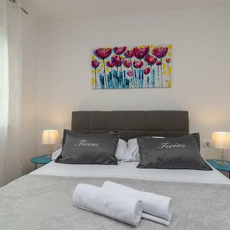Apartment Ferias Трогир Екстериор снимка