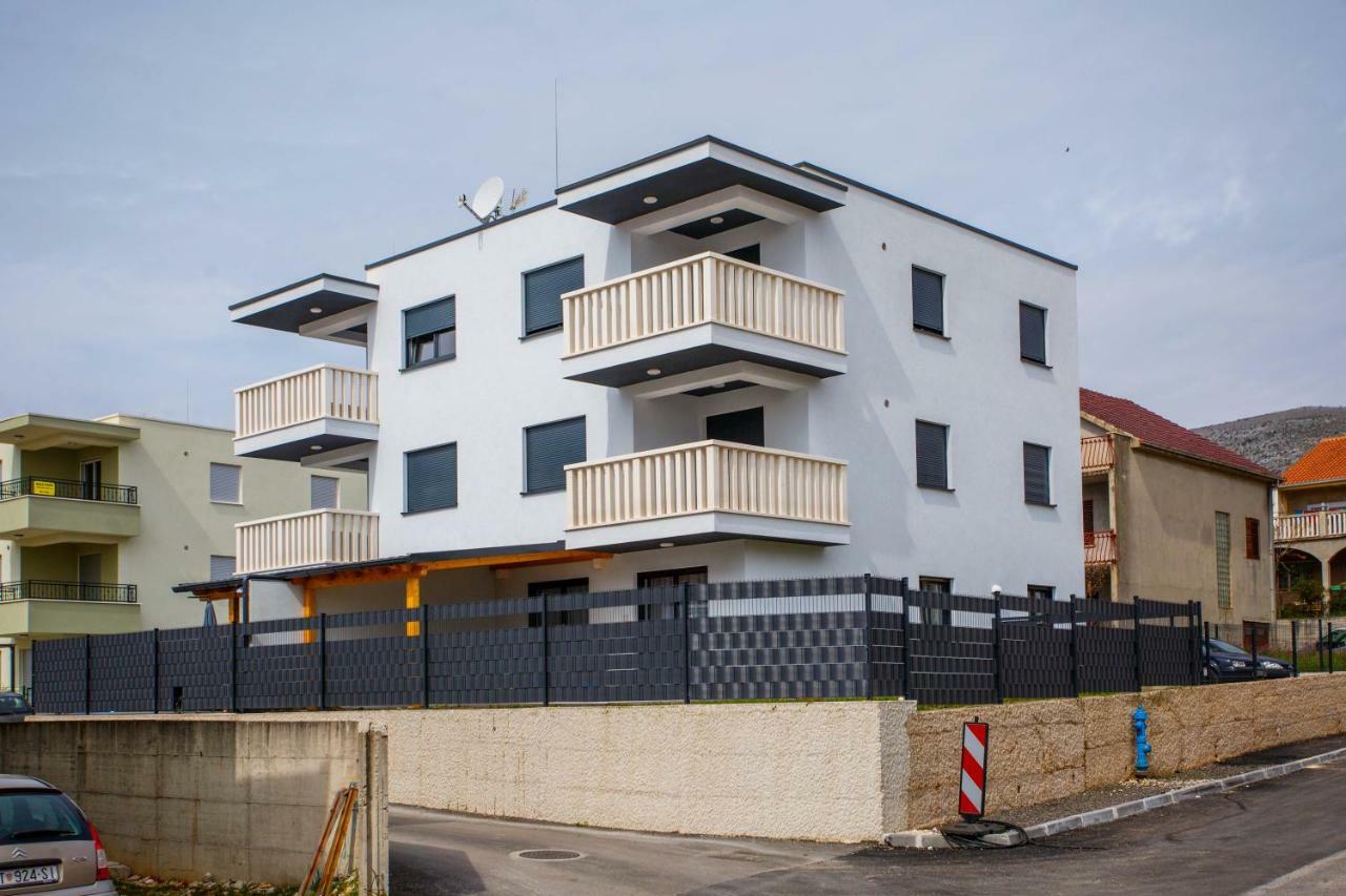 Apartment Ferias Трогир Екстериор снимка