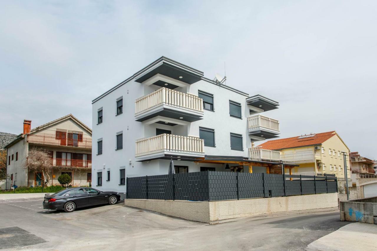 Apartment Ferias Трогир Екстериор снимка