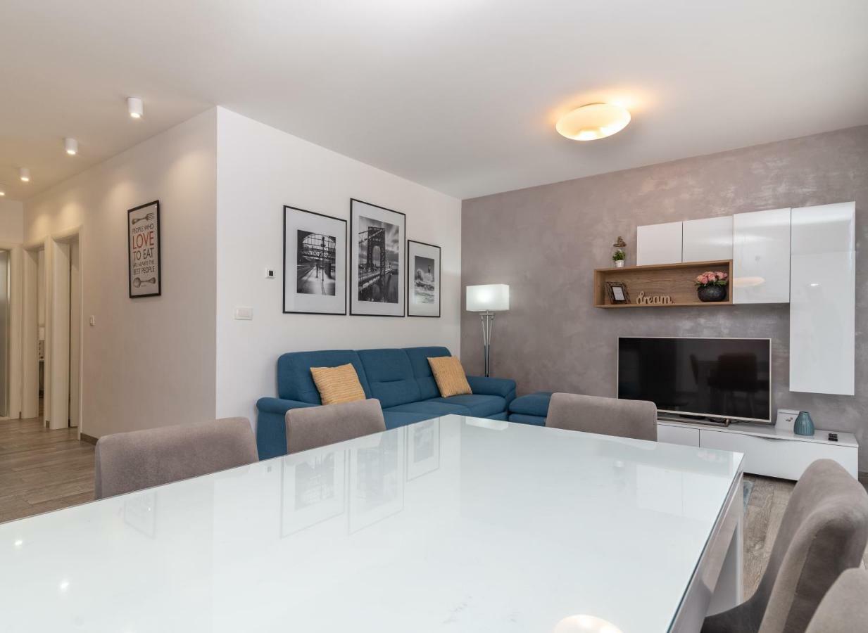 Apartment Ferias Трогир Екстериор снимка