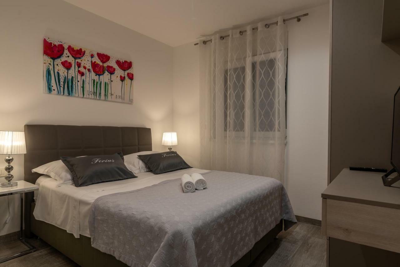Apartment Ferias Трогир Екстериор снимка